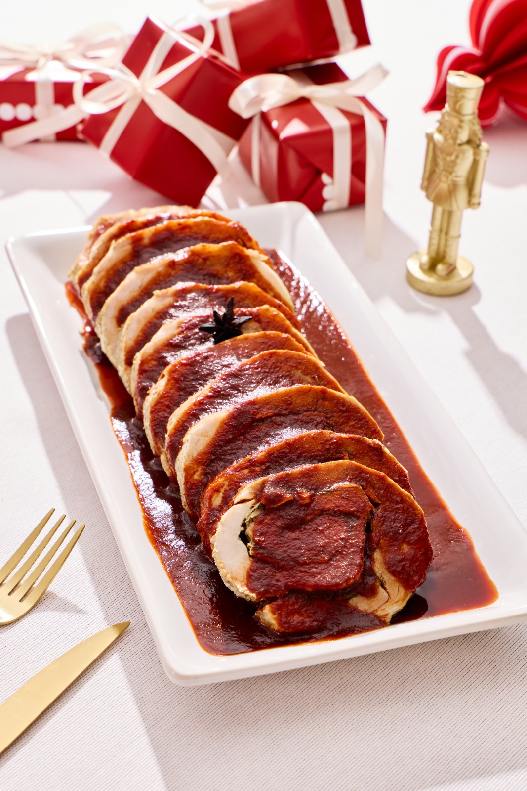 Lomo mechado rebanado en salsa